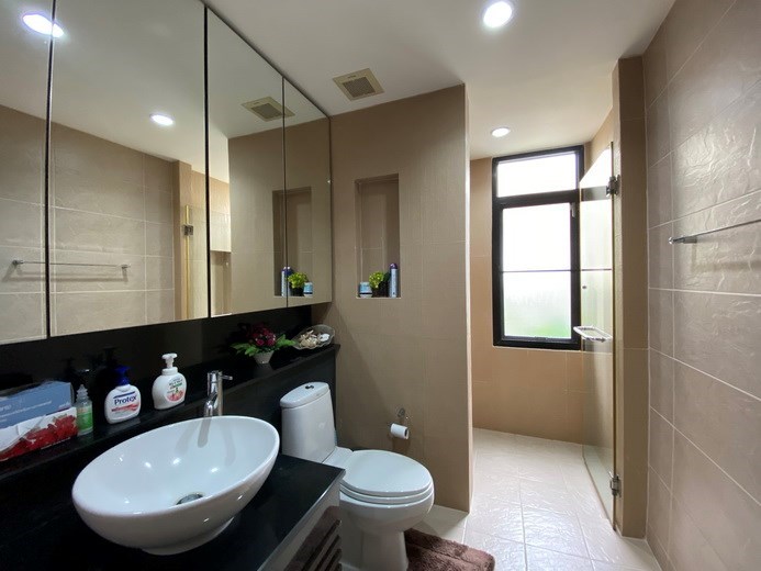 House for sale Pattaya showing the third bathroom 