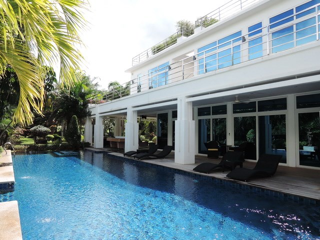 House for sale Pattaya Phoenix Golf Course showing the house and pool