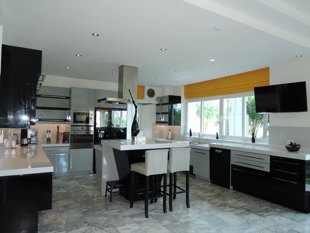 House for sale Pattaya Phoenix Golf Course showing the kitchen