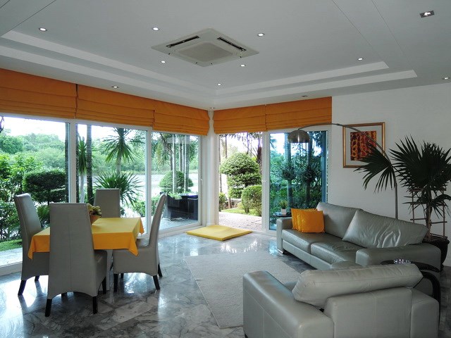House for sale Pattaya Phoenix Golf Course showing the living and dining areas