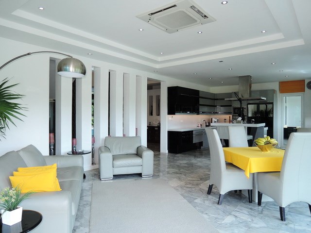House for sale Pattaya Phoenix Golf Course showing the living dining and kitchen areas