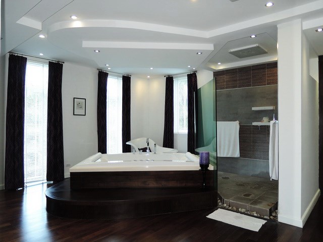 House for sale Pattaya Phoenix Golf Course showing the master bathroom and jacuzzi