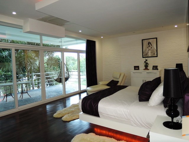 House for sale Pattaya Phoenix Golf Course showing the master bedroom and balcony