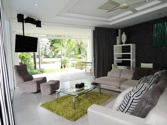 House for sale Pattaya Phoenix Golf Course showing the guest suite living room