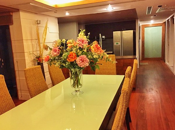 House for sale Pattaya Wong Amat beachfront showing the dining room House for sale Pattaya Wong Amat beachfront showing the dining room