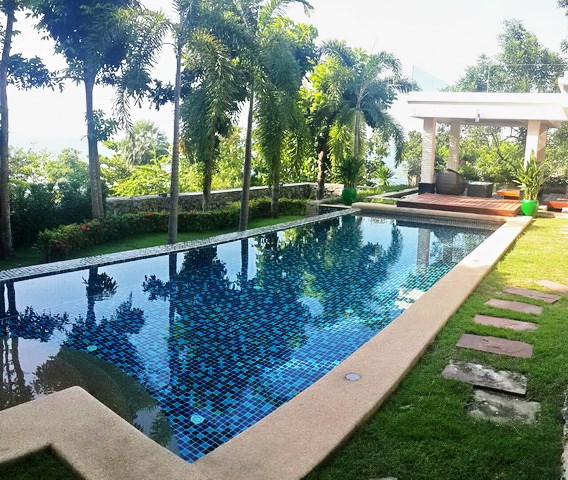 House for sale Pattaya Wong Amat beachfront showing the private pool House for sale Pattaya Wong Amat beachfront showing the private pool