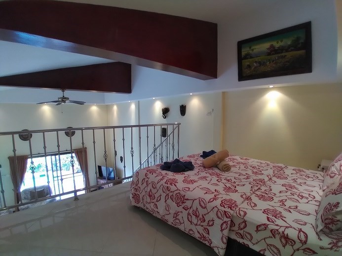 HousHouse for sale Pattaya showing the mezzanine balcony HousHouse for sale Pattaya showing the mezzanine balcony