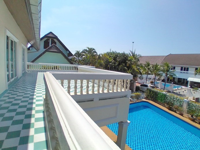 House for sale Pattaya showing balcony looking over the pool House for sale Pattaya showing balcony looking over the pool