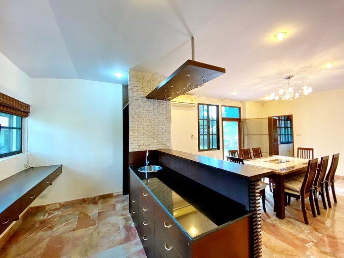 House for sale Pattaya showing the bar area House for sale Pattaya showing the bar area