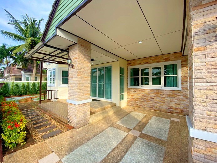 House for sale Pattaya showing the carport 