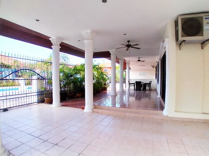 House for sale Pattaya showing the carport 
