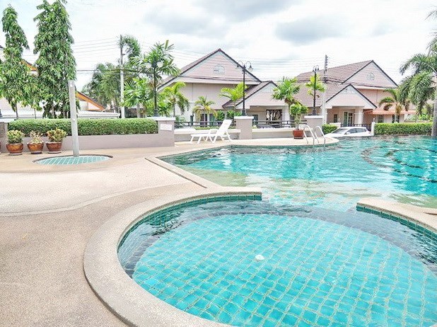 House for sale Pattaya showing the communal swimming pool House for sale Pattaya showing the communal swimming pool