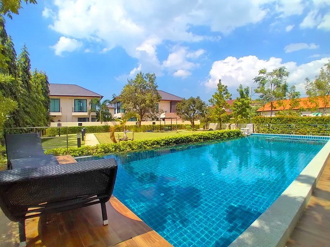 House for sale Pattaya showing the communal pool House for sale Pattaya showing the communal pool