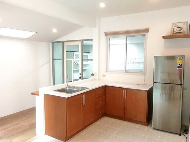 House for sale Pattaya showing the counter and breakfast bar House for sale Pattaya showing the counter and breakfast bar