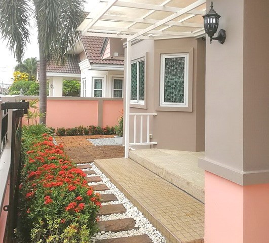 House for sale Pattaya showing the garden and terrace House for sale Pattaya showing the garden and terrace