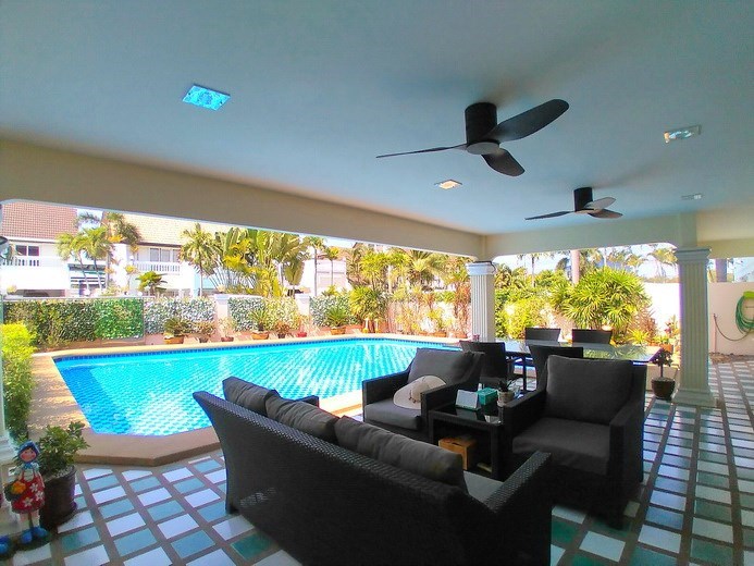 House for sale Pattaya showing the covered terrace House for sale Pattaya showing the covered terrace