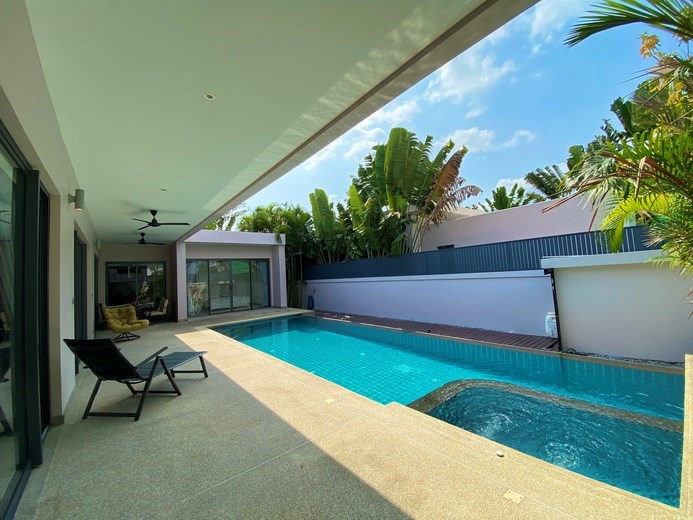 House for sale Pattaya showing the covered terrace and pool 