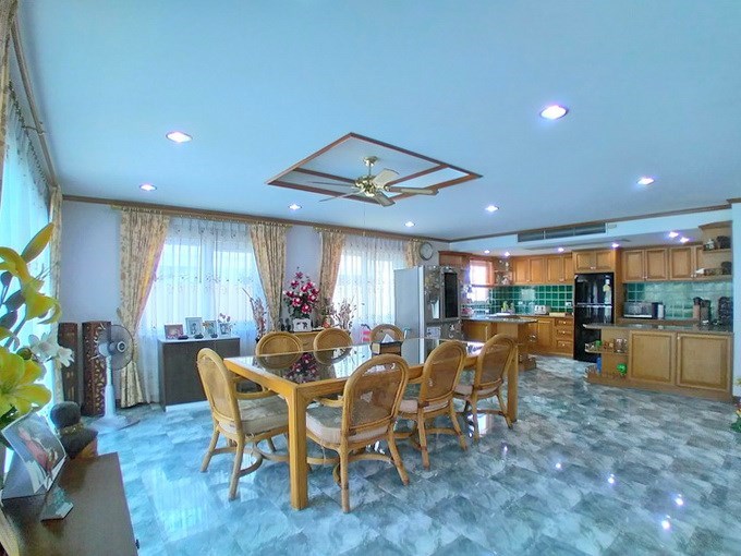 House for sale Pattaya showing the dining and kitchen areas House for sale Pattaya showing the dining and kitchen areas