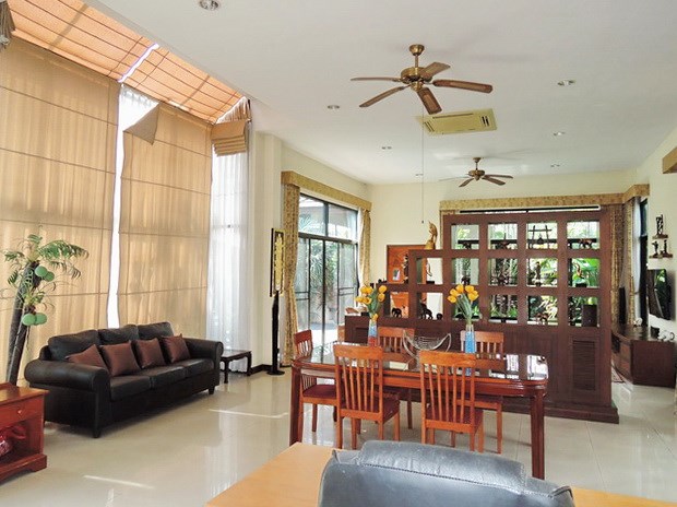 House for sale Pattaya showing the dining and living areas