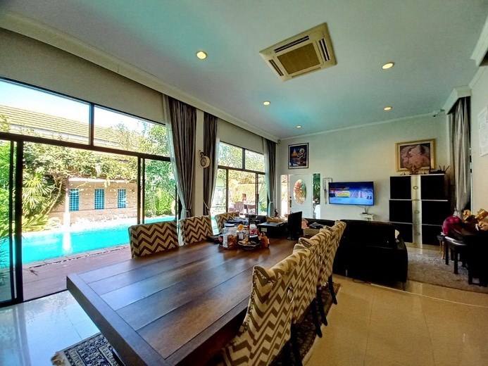House for sale Pattaya showing the dining and living areas House for sale Pattaya showing the dining and living areas