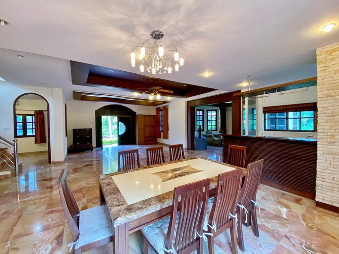 House for sale Pattaya showing the dining and living areas House for sale Pattaya showing the dining and living areas