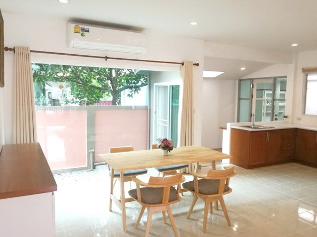House for sale Pattaya showing the dining area House for sale Pattaya showing the dining area