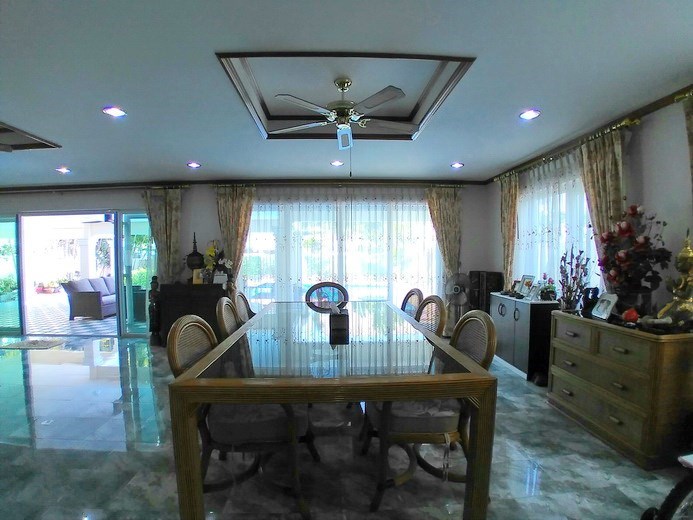House for sale Pattaya showing the dining area House for sale Pattaya showing the dining area