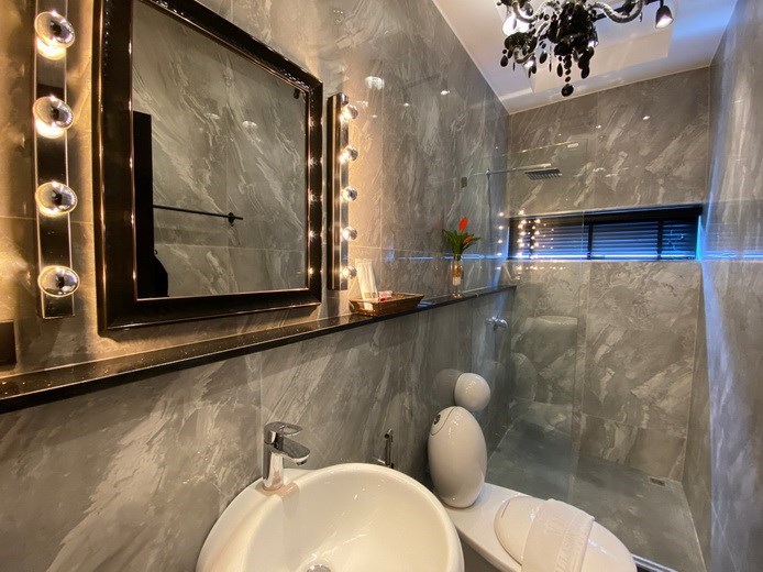 House for sale Pattaya showing the fifth bathroom 