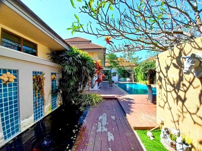 House for sale Pattaya showing the fishpond House for sale Pattaya showing the fishpond