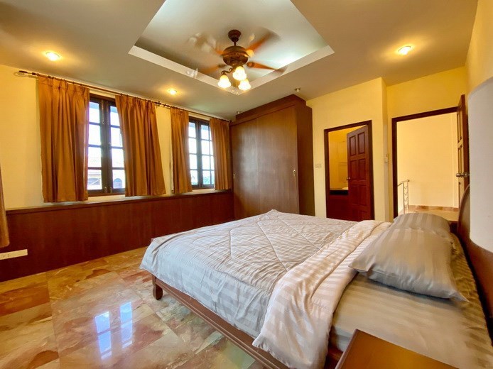 House for sale Pattaya showing the fourth bedroom suite 