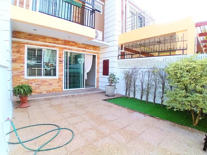 House for sale Pattaya showing the garden and terrace 