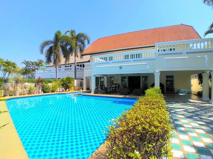 House for sale Pattaya showing the house and pool