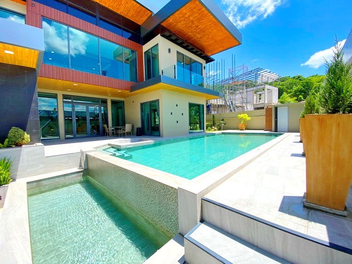 House for sale Pattaya showing the house and pool  