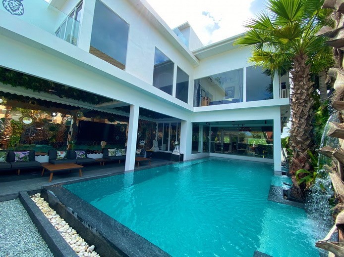 House for sale Pattaya showing the house and pool 