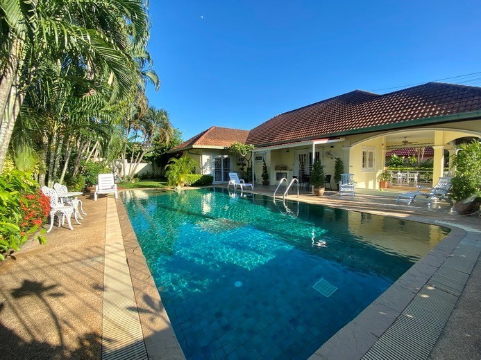 House For Sale Pattaya showing the house and pool House For Sale Pattaya showing the house and pool