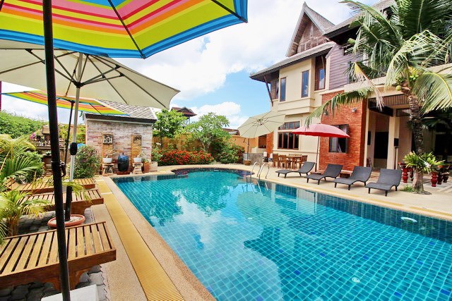 House for Sale East Jomtien showing the house and private pool