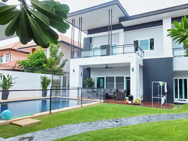 House for sale South Pattaya showing the house and swimming pool