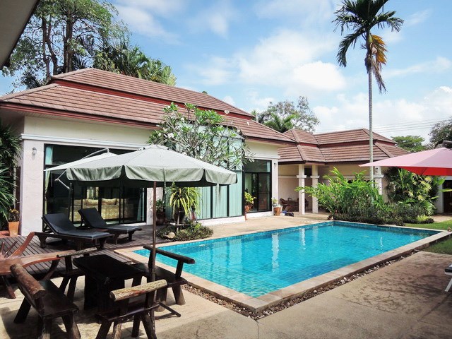 House for sale Pattaya showing the house and swimming pool