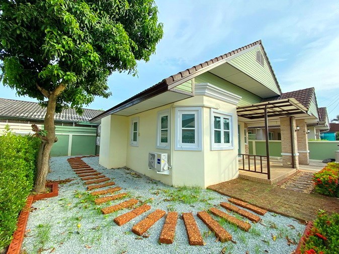 House for sale Pattaya showing the house and terrace 