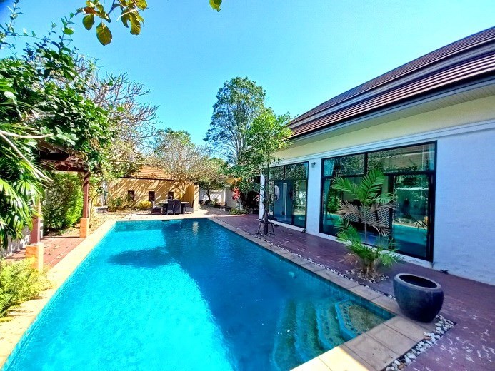 House for sale Pattaya showing the house, garden and terrace House for sale Pattaya showing the house, garden and terrace