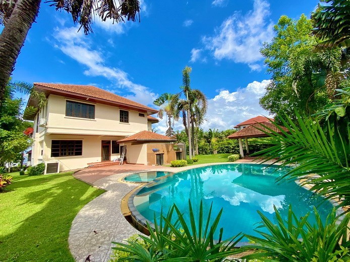 House for sale Pattaya showing the house, garden and pool House for sale Pattaya showing the house, garden and pool