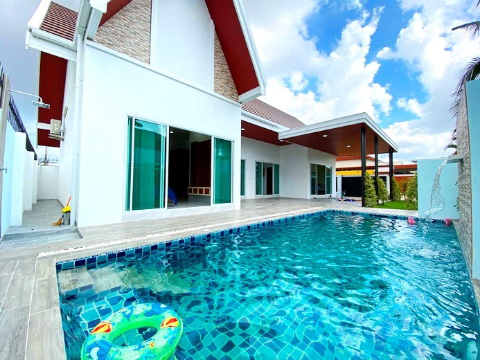 House for sale Pattaya showing the pool and terrace 