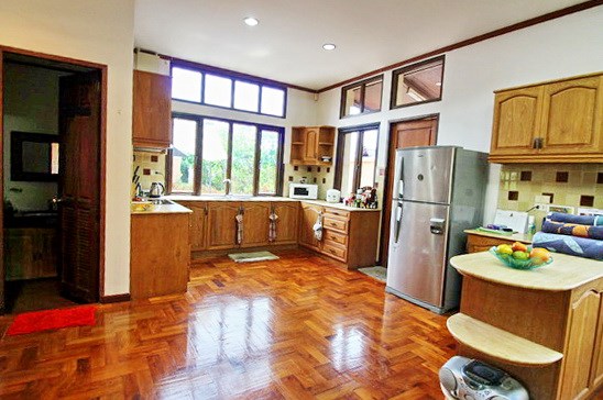 House for Sale East Jomtien showing the kitchen
