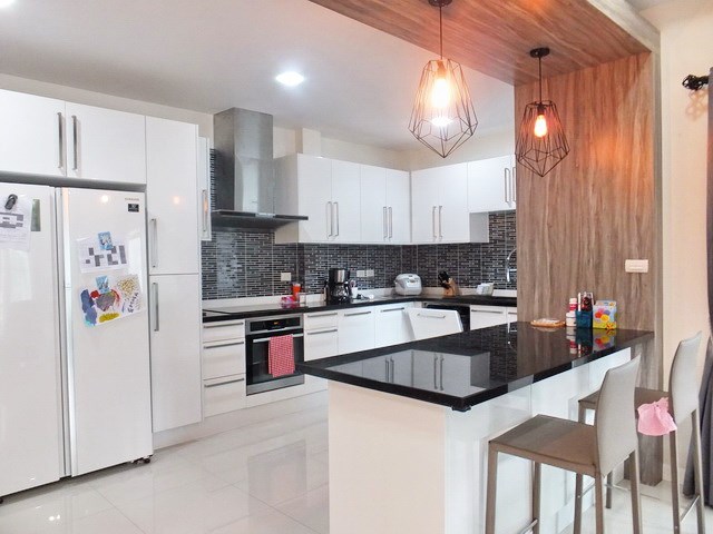 House for sale South Pattaya showing the kitchen