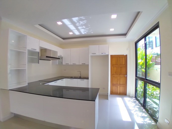 House for sale Pattaya showing the kitchen House for sale Pattaya showing the kitchen