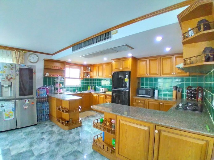 House for sale Pattaya showing the kitchen 