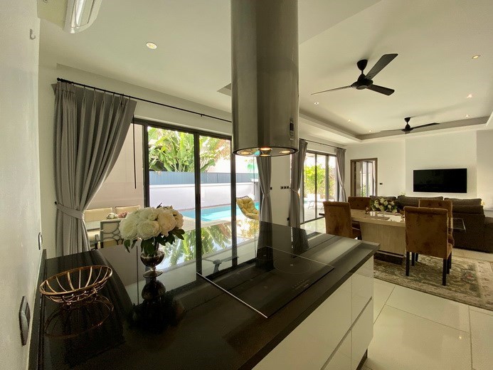 House for sale Pattaya showing the kitchen 