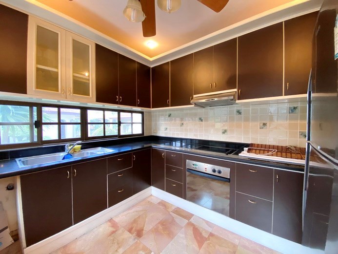 House for sale Pattaya showing the kitchen House for sale Pattaya showing the kitchen