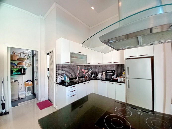 House for sale Pattaya showing the kitchen and guest bathroom House for sale Pattaya showing the kitchen and guest bathroom