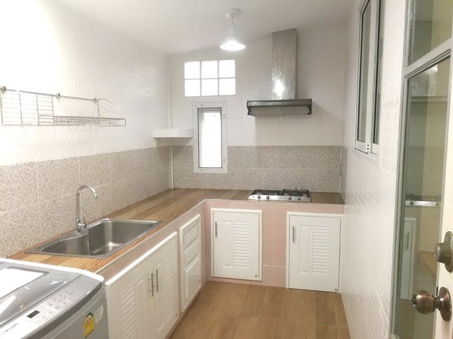 House for sale Pattaya showing the kitchen House for sale Pattaya showing the kitchen